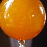 Fülbevaló borostyánnal. Ezüst 925. Súly - 6,14 gramm. Hossza + 7 cm.   A borostyán golyó átmérője 15