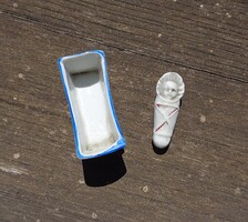 Antik porcelán pólyás baba bölcsőben