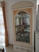 Olasz gyártmányú bézs színű vitrin