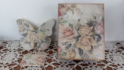 Fadoboz fapillangóval és egy hűtőmágnessel