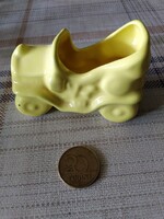 Porcelán kis autó figura. Jelzés nélkül!