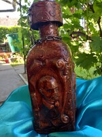 Különleges láncos kézműves bőr kulacs – Don Quijote és Sancho Panza motívummal (25 cm)
