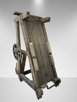 Antik stílusú kínzópad (díszlet vagy dekoráció)