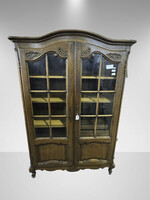 Antik üvegvitrin, faragott díszítéssel