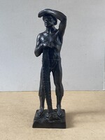 IFJ FEKETE GÉZA (1939-2021) PIHENŐ FAVÁGÓ, RETRO MŰGYANTA DOLGOZÓ FÉRFI SZOBOR 36 CM