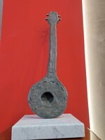Gitárt ábrázoló szobor bronzból
