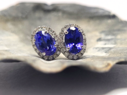 Fehér arany (14K) Tanzanit (2x0,7ct) és gyémánt (36 db ~0,144 ct) fülbevaló