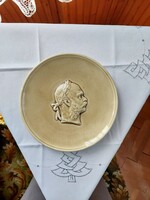 Hibátlan fali tányér, Ferencz József portré plasztikus, magyar királlyá koronázása körül