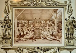 VIRIBUS UNITIS 1900 KÖRÜL ANTIK KATONA CSOPORTKÉP - TABLÓ KÉP KORABELI FOTÓ LITOGRÁF KERETBEN