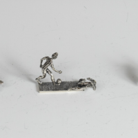 Ezüst miniatűr focista figura (M02)