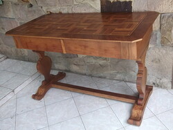Bieder íróasztal 2 fiókos, intarziadíszes, Magy.Népközt.intarziaberakásos címerével 127x65x78 cm