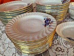 12 személyes APULUM FINE PORCELAINE aranyozott tányérkészlet kiegészítőkkel