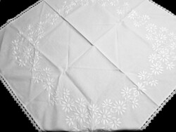 E_Fehér margaréta virág mintával hímzett terítő horgolt széllel 83 x 80 cm