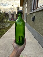 Szép régi  zöld színű Kristály vizes csatos üveg palack  nosztalgia paraszti falusi dekoráció