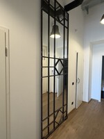 Hatalmas, fém berakásos tükör 310 cm