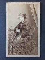 Antik CdV fotó egy  hölgyről viktoriánus ruhában - Edgar Prout, Camden Town N.W. 1870 körül