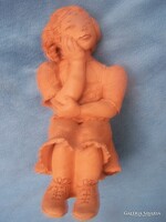 Illár Erzsébet (1940- ) Álmodozó kislány Terrakotta figura  Mérete 17x12x8 cm