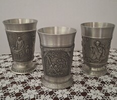 Zinn , ón  nagyméretű boros poharak 3dl  domború jelenetekkel