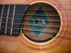 Hét húros Orosz gitárkülönlegesség 1955-ből, eredeti húrozással, gyári címkével a testben