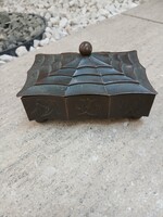 Érdekes régi rézfedeles acél ékszertartó doboz (12,3x8x7 cm)