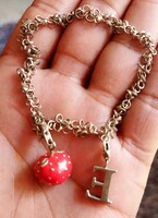 Thomas Sabo ezüst eper és E csüngő ezüst karláncon