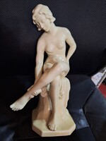 "Ülő nő fürdés után" Ecrű mázas akt porcelán.