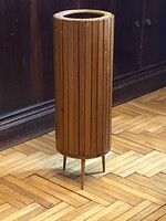HENGER ALAKÚ 3 LÁBÚ RETRO FA ESERNYŐTARTÓ
