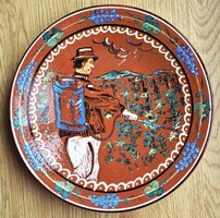 Kerámia falitányér ritka jelenettel – „Permetező legény a szőlőhegyen”