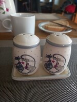 Cicás só- és borsszóró szett porcelán tálcán