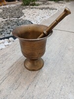 Érdekes antik talpas réz mozsár, törővel (10,2x9,1 cm)