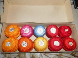 Varrónői hagyatékból  10 db PERLÉ színtartó mercelezett hímző fonal vegyes színek