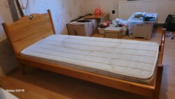 Egyedi készítésű fenyőfa ágykeret ágyráccsal és matraccal