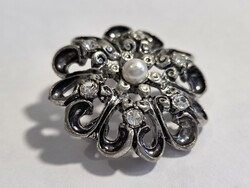 Bross, kitűző cirkonokkal, markazitokkal és gyönggyel