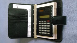 Pántos műbőr notesz számológéppel, abc telefonregiszterrel, rekeszekkel, golyóstollal