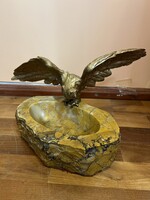 Márvány hamutál, bronz sas szoborral. 5402