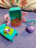 Filly Pony Butterfly Flower Tower virágtorony készlet elemei közül néhány pillangó figurával