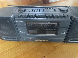 Sony ket kazettás rádiós magno szalagot lejátszó de kihúzza belőle a szalagot rádió jól mukodik