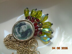 Vintage női portré fénykép medalionba Swarovski kristályokkal és gyöngyökkel díszítve,láncon