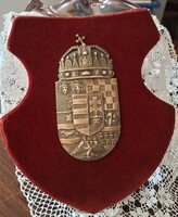 Bronz Magyar koronás címer bársonyborítású fatalpon  címer  17 x 8 cm