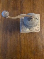 Retro,régi kávédaráló,fellelt állapotban. Valószínűleg rézböl van a teteje rész. A fiókja hiányzik.