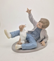 Lladro Nao kisfiú játszik a kutyával 18cm