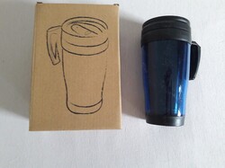 Vadoatúj kávés termoszpohár zárható fedővel, fogantyúval dobozában.