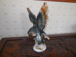 Kisnyúl a sas karmai között  25 cm , hibátlan  szép jelzett , német porcelán