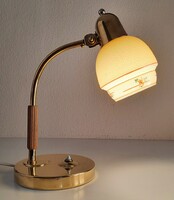 Vintage réz asztali lámpa, fa fogantyúval, formába fújt üveg búrával