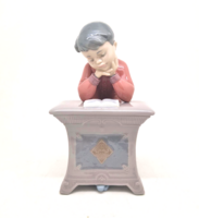 Lladro Nao kisfiú az iskolapadban 17cm