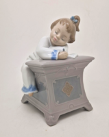 Lladro Nao kislány az iskolapadban 16cm