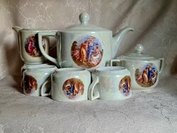 Allegórikus jelenetes irrizáló mázas Drasche porcelán teáskészlet, udvarhölgyekkel puttóval