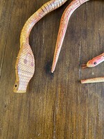 Vadonatúj állapotban lévő fakígyók. Gyerekjáték. Drapp színűek.
