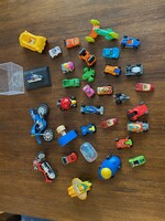 30 db különböző kisautó. Gyerekjáték.2 db motorkerékpár. Különböző színűek.