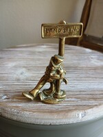 Érdekes régi réz szobor: csavargó útjelző táblával (9,2x7x2,7 cm)